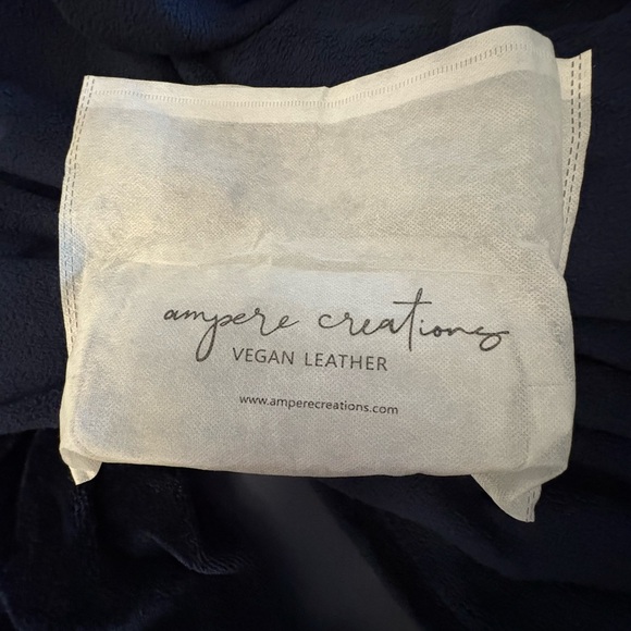 NWT- THE JULIA BAG
Pink rose fanny pack
Soft vegan leather
comes with dust bag - Picture 14 of 16